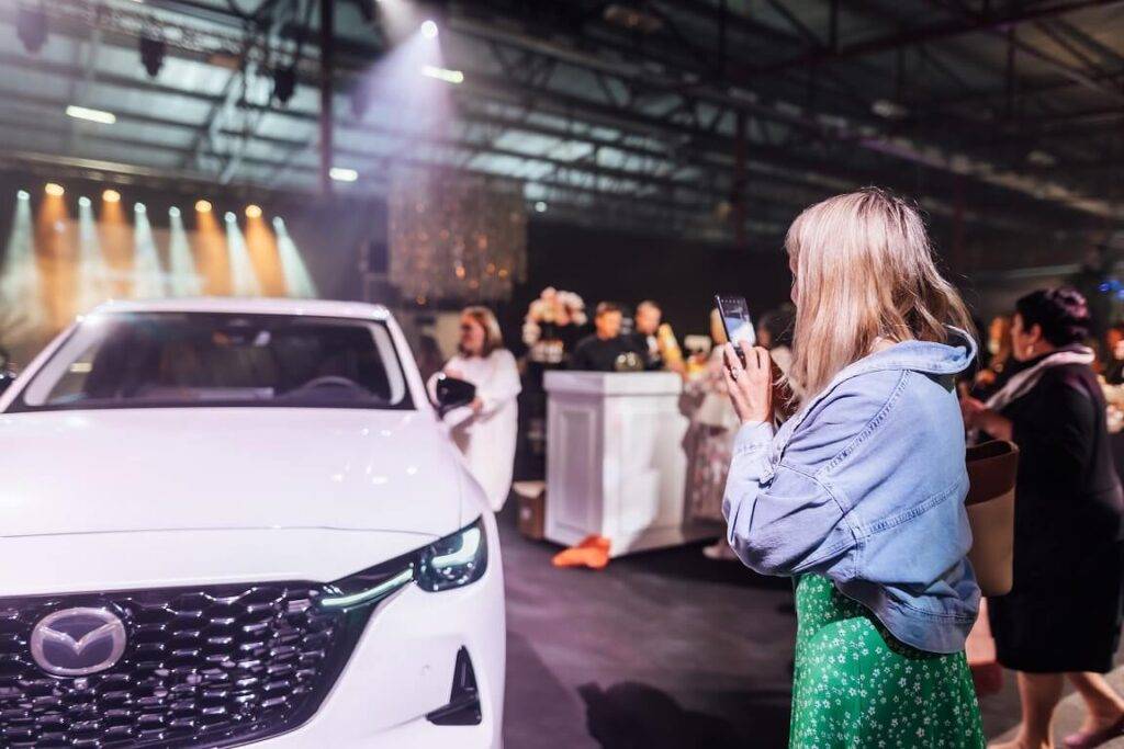 Kas kopīgs sievietei - līderei un Mazda CX-60? 14 Kas kopīgs sievietei - līderei un Mazda CX-60?