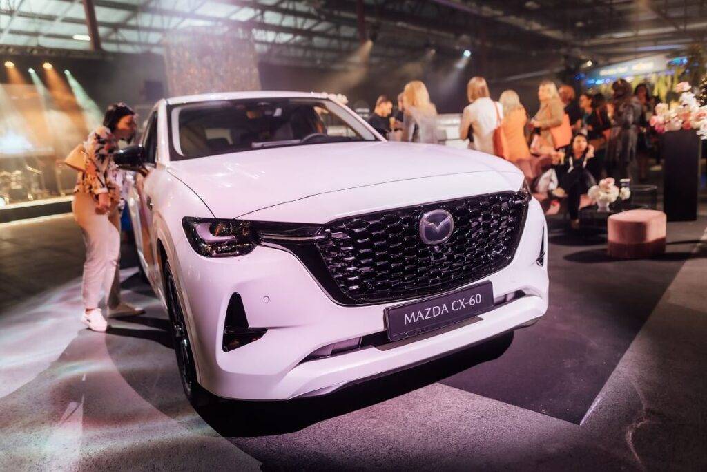 Kas kopīgs sievietei - līderei un Mazda CX-60? 12 Kas kopīgs sievietei - līderei un Mazda CX-60?