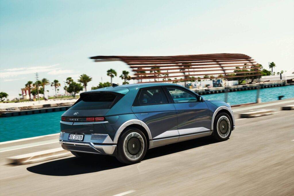 Tālos braucienos bez raizēm – elektroauto der jebkam