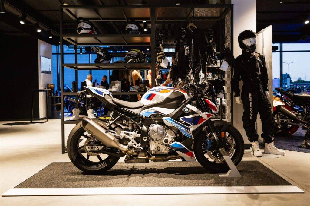 Latvijā atklāj vienu no lielākajiem BMW Motorrad saloniem Baltijā