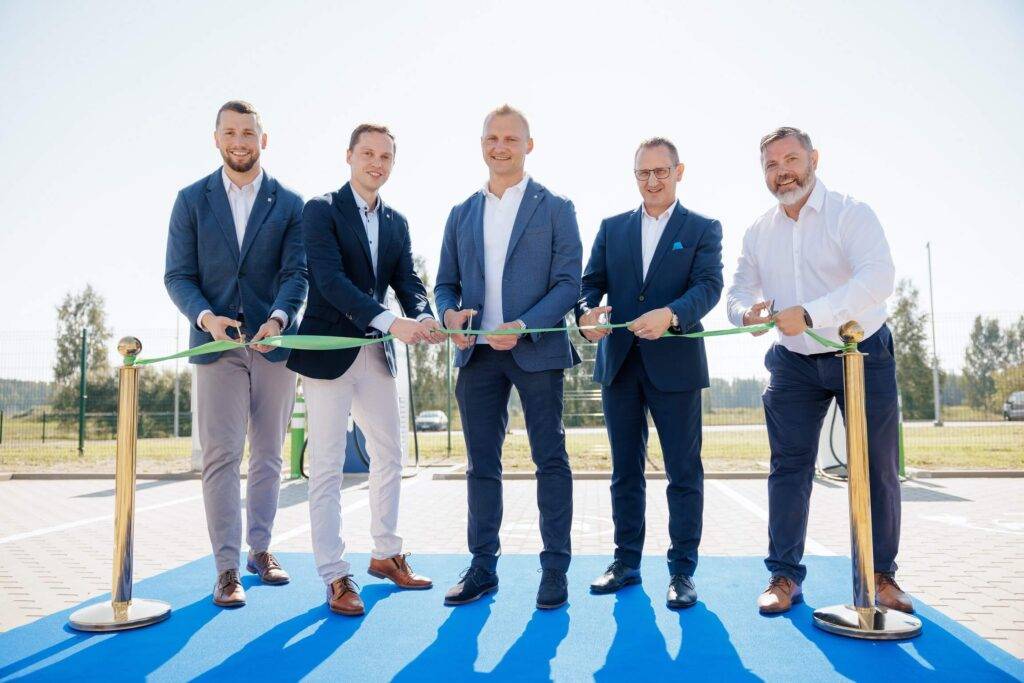 “Virši” atklāj savu elektroauto uzlādes tīklu un iezīmē tālāko šī pakalpojuma attīstību