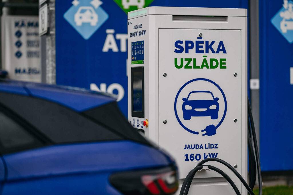  Atverot līdz šim jaudīgāko elektroauto uzlādes staciju, “Virši” dāvinās bezmaksas uzlādi 