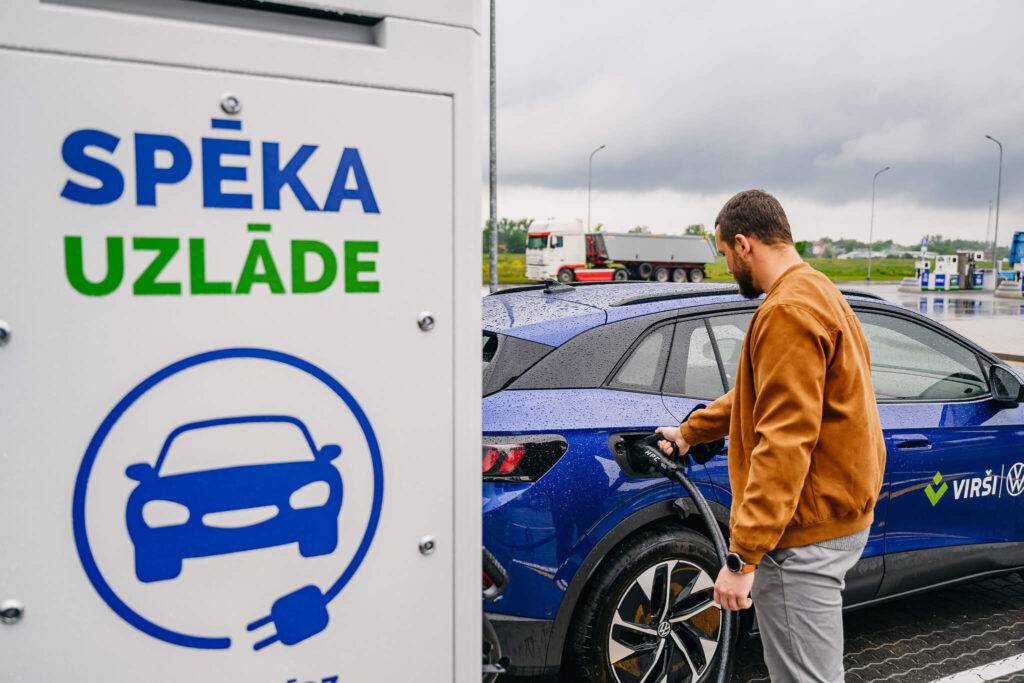  Atverot līdz šim jaudīgāko elektroauto uzlādes staciju, “Virši” dāvinās bezmaksas uzlādi 