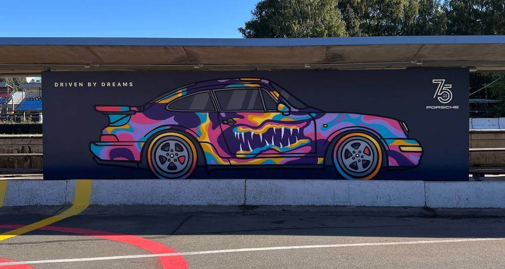 Latviešu grafiti mākslinieks Kiwie ar īpašu zīmējumu Biķernieku trasē sveic “Porsche” 75. jubilejā