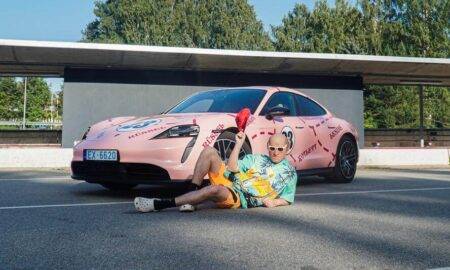 Latviešu grafiti mākslinieks Kiwie ar īpašu zīmējumu Biķernieku trasē sveic “Porsche” 75. jubilejā