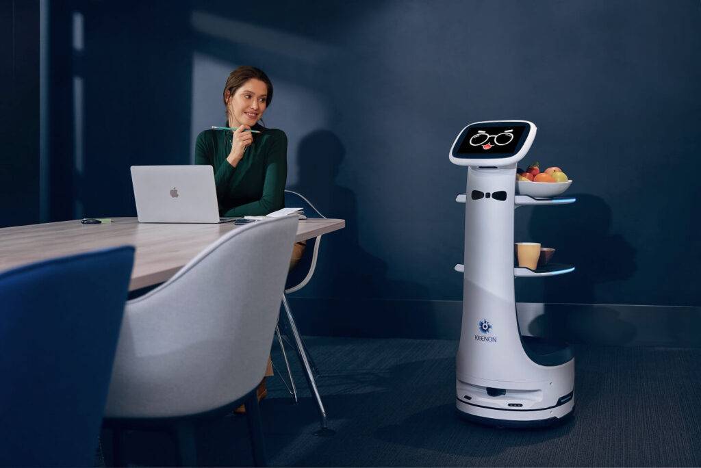 Mājdzīvnieks robots un viesmīlis robots – satiec “RIGA COMM 2023”!