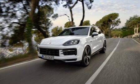 “Porsche” prezentē trešo “Cayenne” “E-Hybrid” versiju