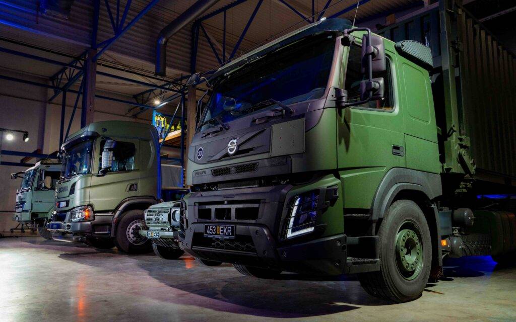 Latvijas un Igaunijas spēka struktūrām tiks piegādāti militārie transportlīdzekļi teju 700 miljoni eiro apmērā 13 Latvijas un Igaunijas spēka struktūrām tiks piegādāti militārie transportlīdzekļi teju 700 miljoni eiro apmērā