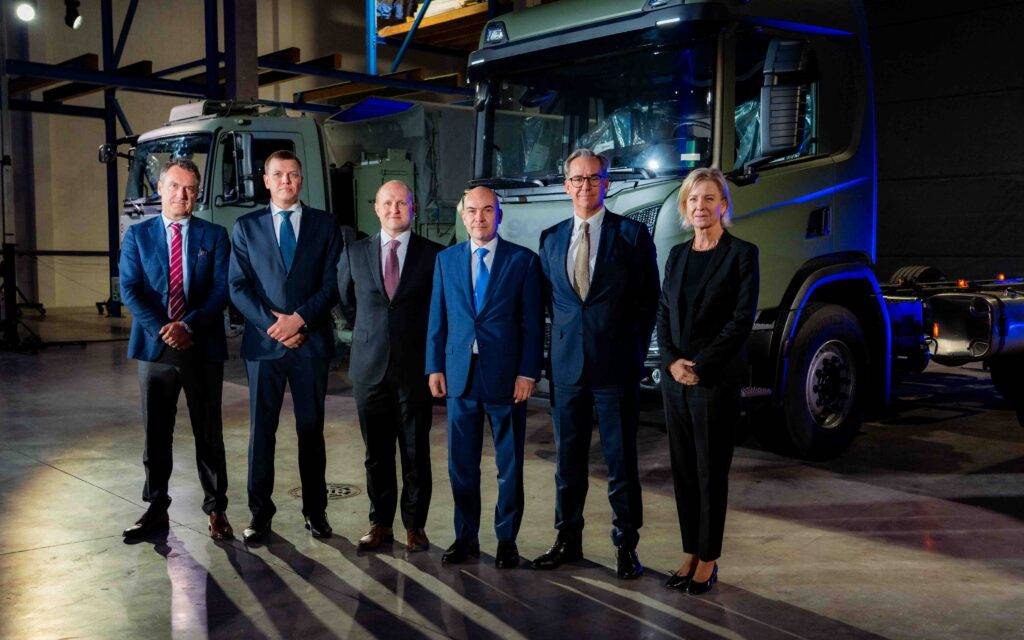 Latvijas un Igaunijas spēka struktūrām tiks piegādāti militārie transportlīdzekļi teju 700 miljoni eiro apmērā 9 Latvijas un Igaunijas spēka struktūrām tiks piegādāti militārie transportlīdzekļi teju 700 miljoni eiro apmērā