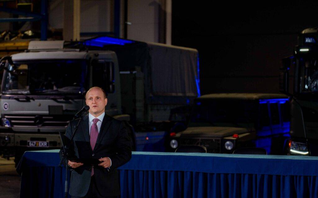 Latvijas un Igaunijas spēka struktūrām tiks piegādāti militārie transportlīdzekļi teju 700 miljoni eiro apmērā 12 Latvijas un Igaunijas spēka struktūrām tiks piegādāti militārie transportlīdzekļi teju 700 miljoni eiro apmērā