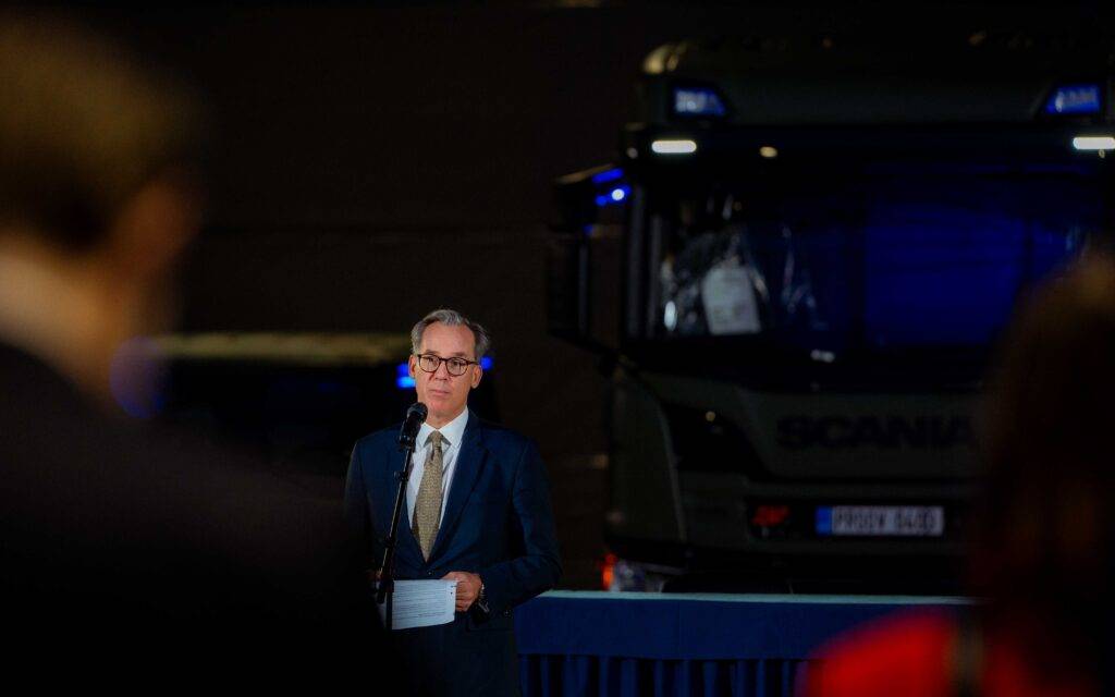 Latvijas un Igaunijas spēka struktūrām tiks piegādāti militārie transportlīdzekļi teju 700 miljoni eiro apmērā 11 Latvijas un Igaunijas spēka struktūrām tiks piegādāti militārie transportlīdzekļi teju 700 miljoni eiro apmērā