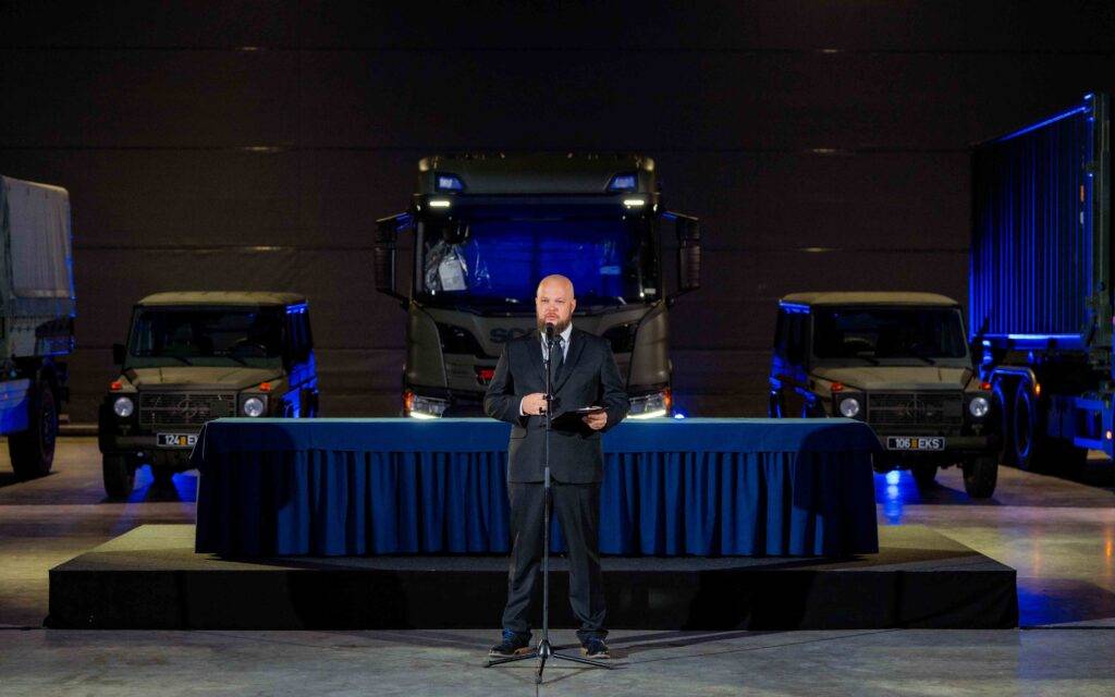 Latvijas un Igaunijas spēka struktūrām tiks piegādāti militārie transportlīdzekļi teju 700 miljoni eiro apmērā 10 Latvijas un Igaunijas spēka struktūrām tiks piegādāti militārie transportlīdzekļi teju 700 miljoni eiro apmērā