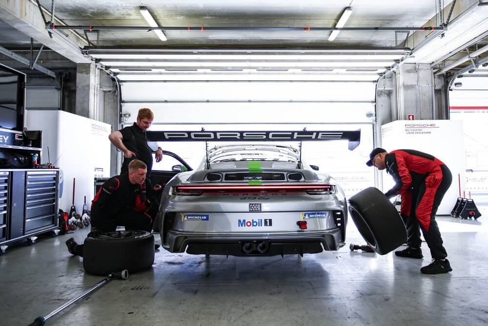 Latvijas pārstāvis Portugālē cīnās par “Porsche Junior” titulu (Video) 23 Latvijas pārstāvis Portugālē cīnās par “Porsche Junior” titulu