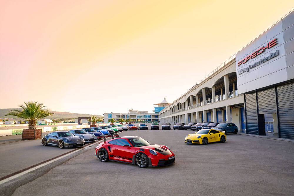 Latvijas grafiti mākslinieks Kiwie ar īpašu performanci piedalās “Porsche” starptautiskajā konferencē 24 Latvijas grafiti mākslinieks Kiwie ar īpašu performanci piedalās “Porsche” starptautiskajā konferencē