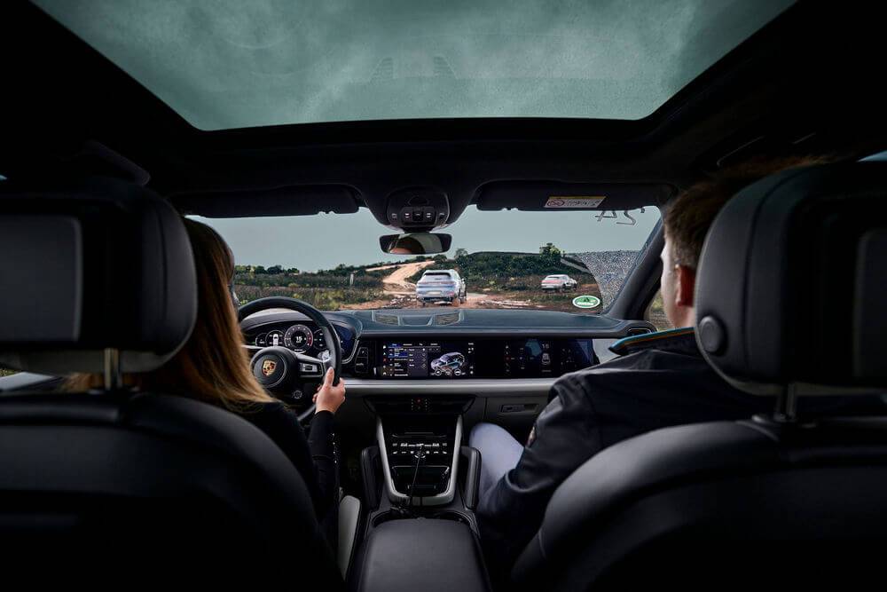 Latvijas grafiti mākslinieks Kiwie ar īpašu performanci piedalās “Porsche” starptautiskajā konferencē 28 Latvijas grafiti mākslinieks Kiwie ar īpašu performanci piedalās “Porsche” starptautiskajā konferencē