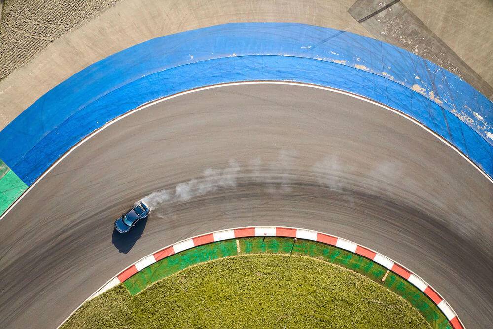 Latvijas grafiti mākslinieks Kiwie ar īpašu performanci piedalās “Porsche” starptautiskajā konferencē 25 Latvijas grafiti mākslinieks Kiwie ar īpašu performanci piedalās “Porsche” starptautiskajā konferencē