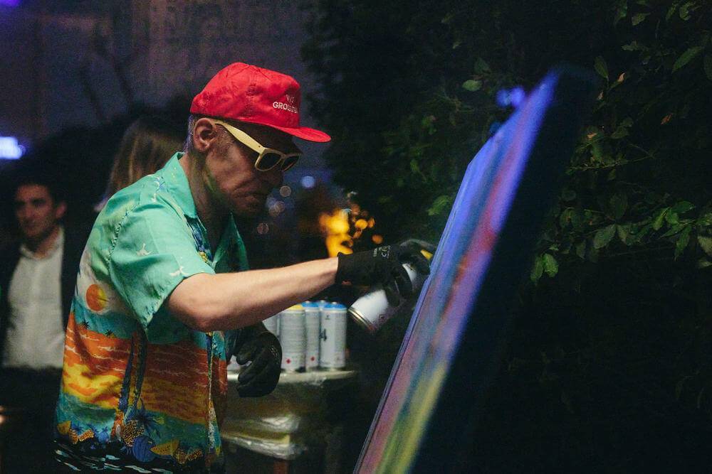 Latvijas grafiti mākslinieks Kiwie ar īpašu performanci piedalās “Porsche” starptautiskajā konferencē 19 Latvijas grafiti mākslinieks Kiwie ar īpašu performanci piedalās “Porsche” starptautiskajā konferencē