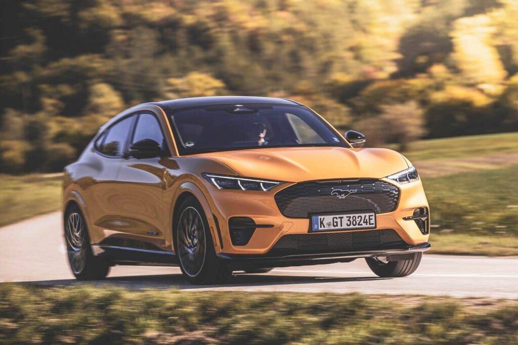 Elektroautomobiļu akumulatori mainās: kā tiek grautas ierastās robežas 6 Elektroautomobiļu akumulatori mainās: kā tiek grautas ierastās robežas