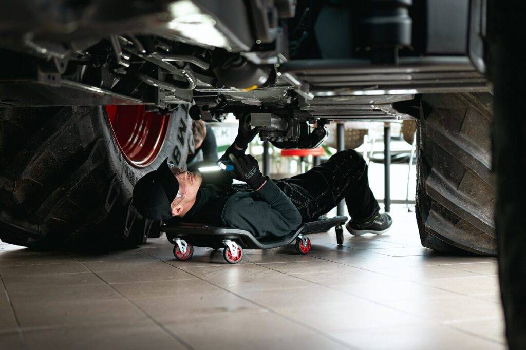 Automehāniķa profesijas prestižs pēdējo 15 gadu laikā ir audzis, taču vēl ir daudz darāmā, pauž auto nozares pārstāvji un pedagogi 11 Automehāniķa profesijas prestižs pēdējo 15 gadu laikā ir audzis, taču vēl ir daudz darāmā, pauž auto nozares pārstāvji un pedagogi