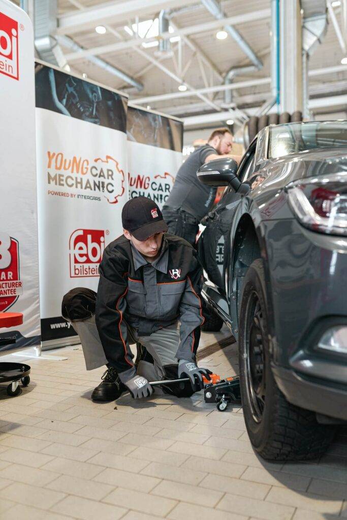 Automehāniķa profesijas prestižs pēdējo 15 gadu laikā ir audzis, taču vēl ir daudz darāmā, pauž auto nozares pārstāvji un pedagogi 13 Automehāniķa profesijas prestižs pēdējo 15 gadu laikā ir audzis, taču vēl ir daudz darāmā, pauž auto nozares pārstāvji un pedagogi