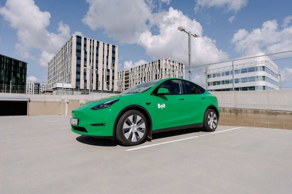 “Bolt” kopbraukšanas klientiem Rīgā sāk piedāvāt braucienus ar “Tesla” elektroauto; ievieš jaunu kategoriju 8 Tesla bolt