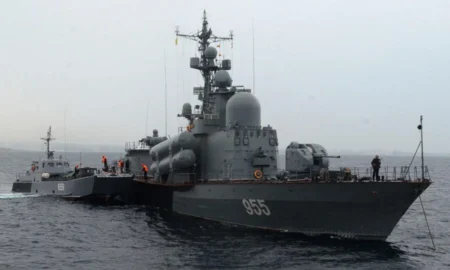 Uz nogremdētā Krievijas raķešu kuģa varētu būt bijuši 40 jūrnieki
