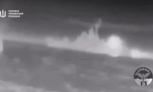 Ukraias aizsargi nogremdē Krievijas raķešu kuģi Krimas piekrastē (Video)