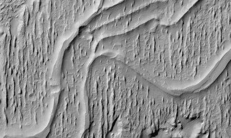 Mars Reconnaissance Orbiter ir nofotografējis senu upes gultni uz Marsa virsmas