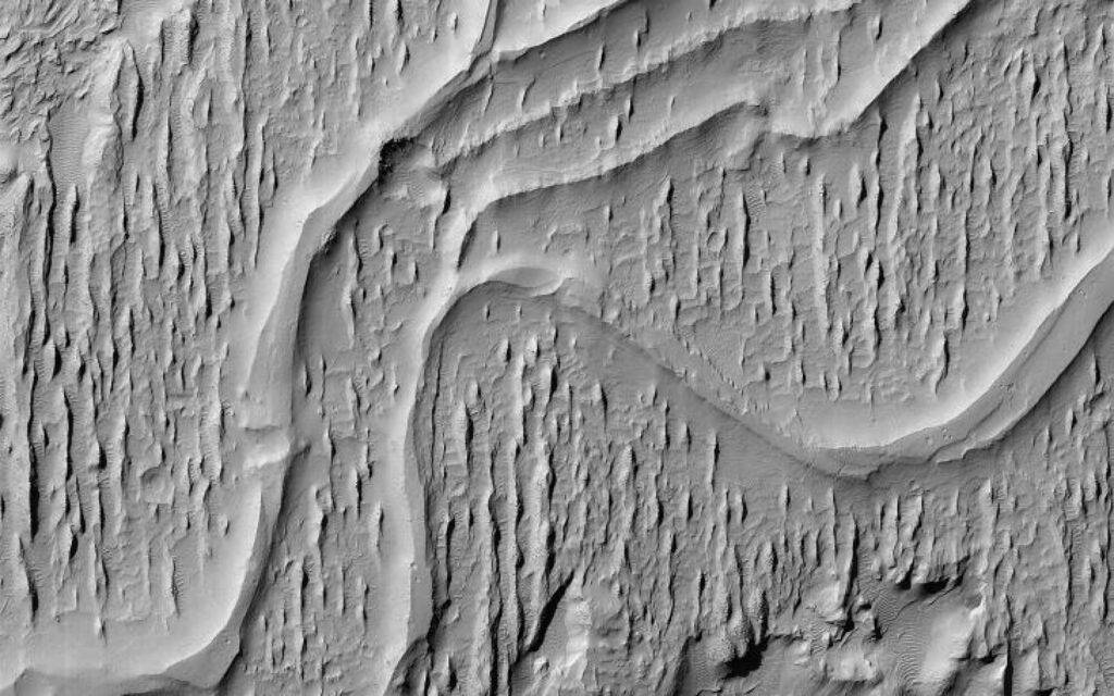 Mars Reconnaissance Orbiter ir nofotografējis senu upes gultni uz Marsa virsmas
