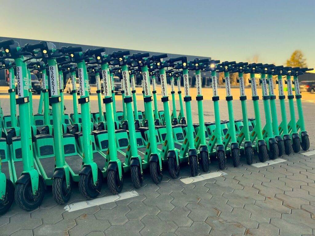 “Bolt” kopā ar Valsts policiju šonedēļ pārbaudīs elektroskrejriteņu vadītājus 5 Latvijā sākas “Bolt” skrejriteņu 2024. gada sezona; nomas pakalpojums būs pieejams 5 jaunās pilsētās