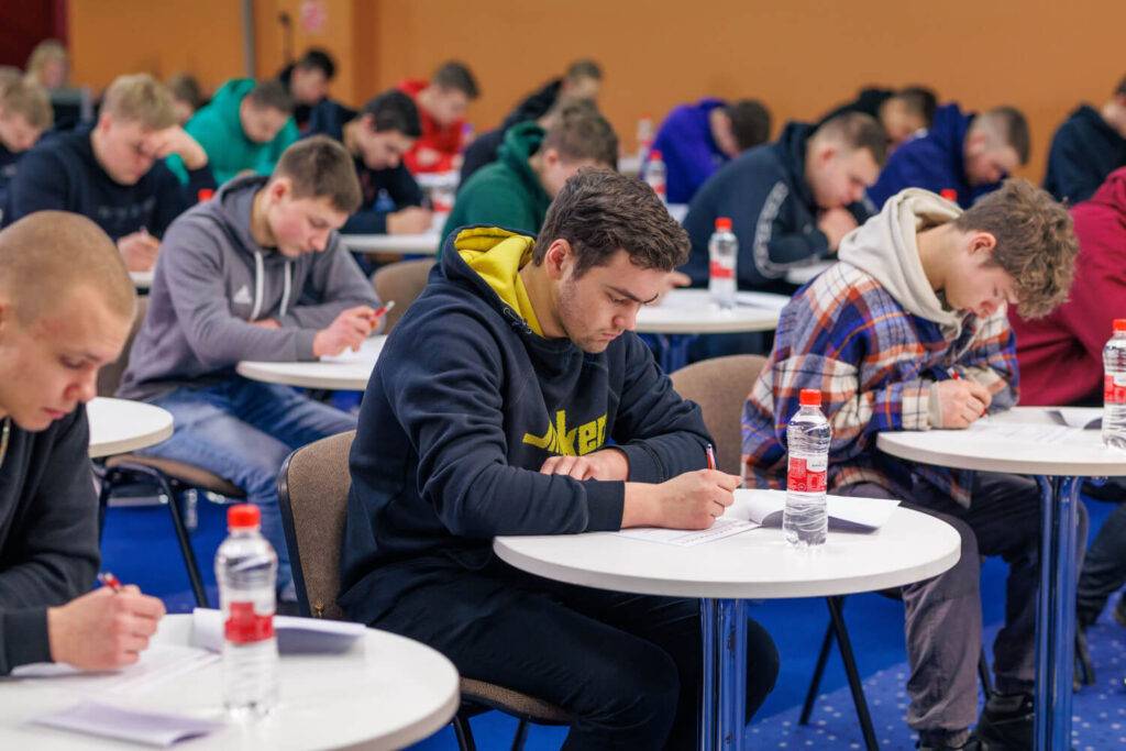 Auto nozare kļūst sarežģītāka, automehāniķiem jākļūst arvien advancētākiem - pauž eksperti 5 Auto nozare kļūst sarežģītāka, automehāniķiem jākļūst arvien advancētākiem - pauž eksperti