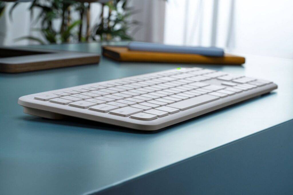 Logitech Signature Slim tastatūra un kombinācija palīdz pārslēgties starp darbu un ikdienu pie galda 15 Logitech Signature Slim tastatūra