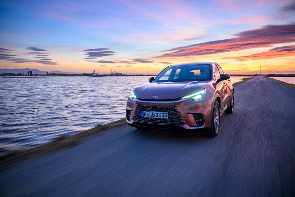 Lexus jaunāko modeli LBX jau var izmēģināt Latvijā 12 Lexus jaunāko modeli LBX jau var izmēģināt Latvijā