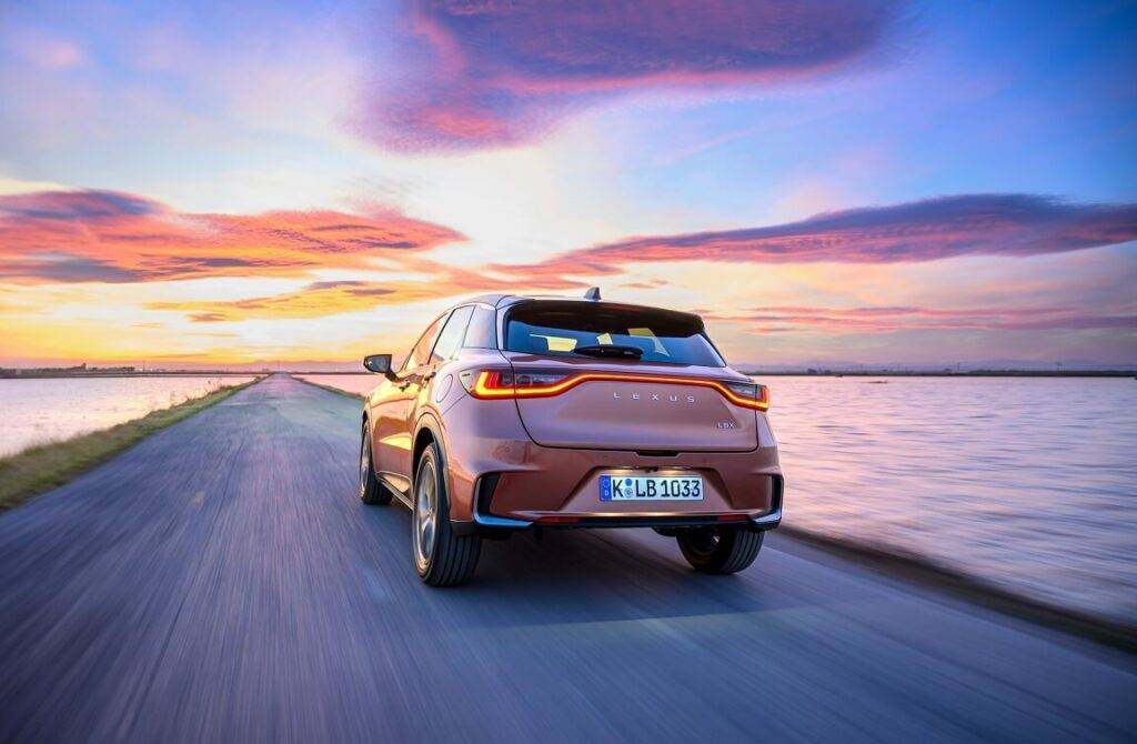 Lexus jaunāko modeli LBX jau var izmēģināt Latvijā 13 Lexus jaunāko modeli LBX jau var izmēģināt Latvijā