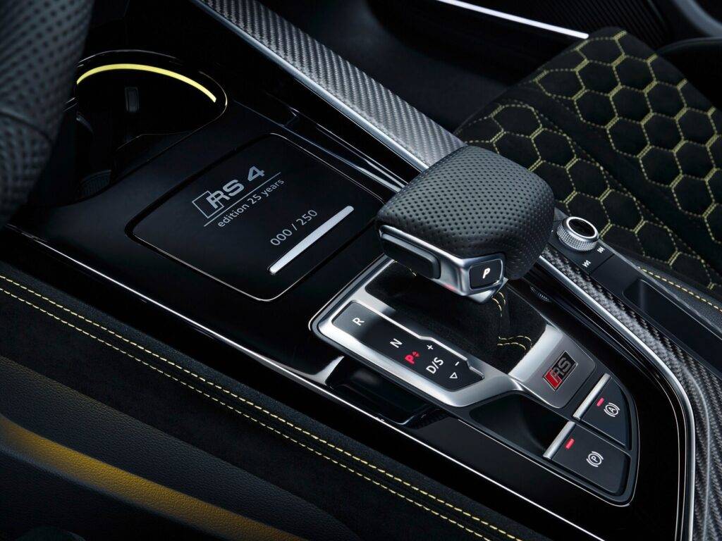 Augsta veiktspēja uz ielas un sacīkšu trasē: ierobežotā sērijā iznāk jubilejas Audi RS 4 Avant Edition 25 years 22 Augsta veiktspēja uz ielas un sacīkšu trasē: ierobežotā sērijā iznāk jubilejas Audi RS 4 Avant Edition 25 years