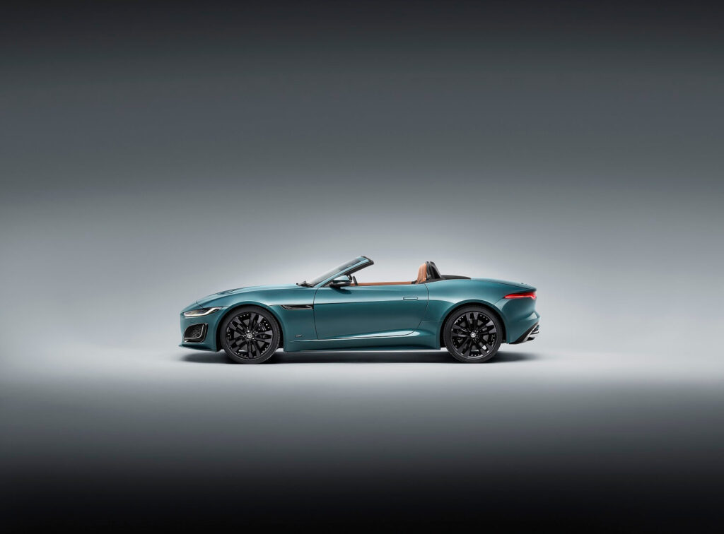 Savu sporta automobiļu gadadienā Jaguar izgatavo pēdējos F-TYPE 12 Savu sporta automobiļu gadadienā Jaguar izgatavo pēdējos F-TYPE