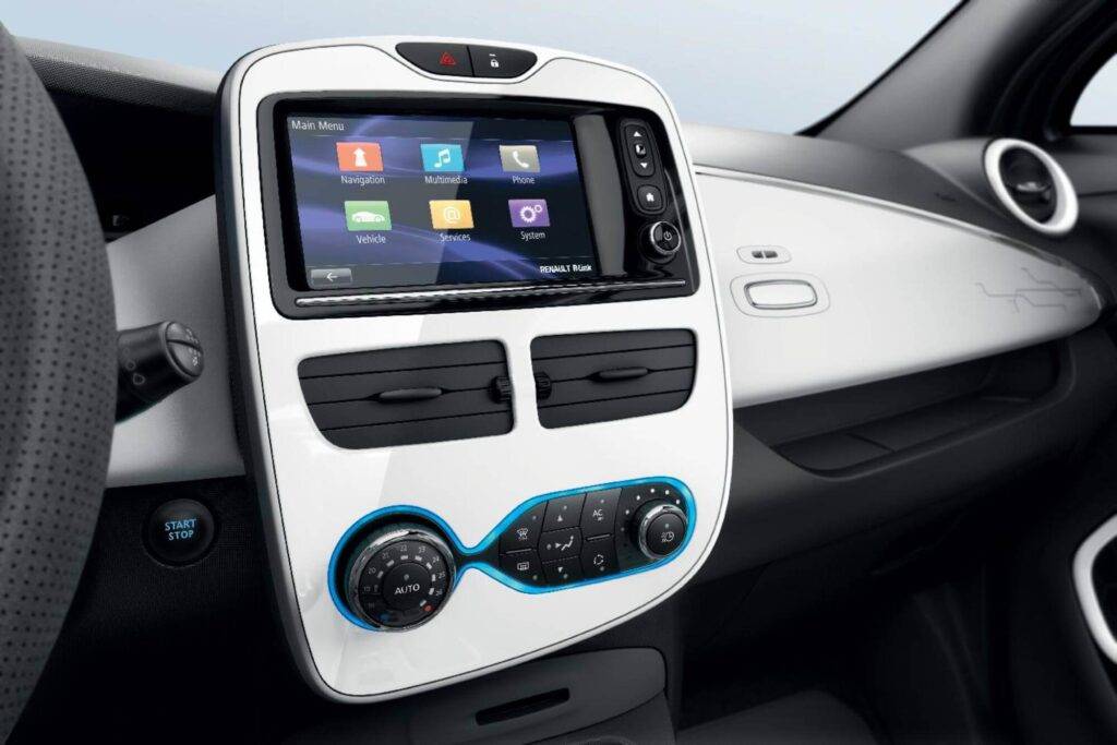 Automobiļa centrālā skārienekrāna evolūcija