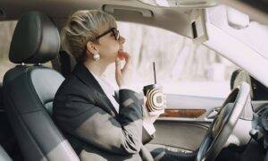 Ēšana un piedalīšanās sapulcēs: ko nevajadzētu darīt pie auto stūres