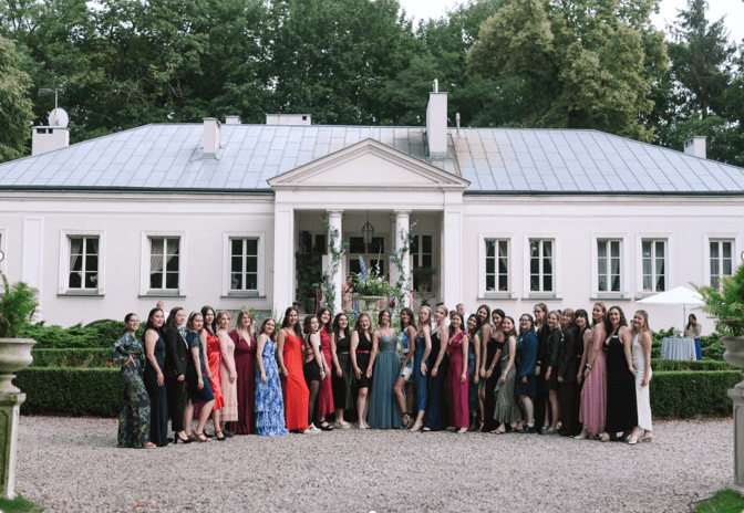 Varšavā pulcējas topošās līderes no 29 valstīm, lai diskutētu par savienojamības nozīmi dzimumu līdztiesības atšķirību mazināšanā