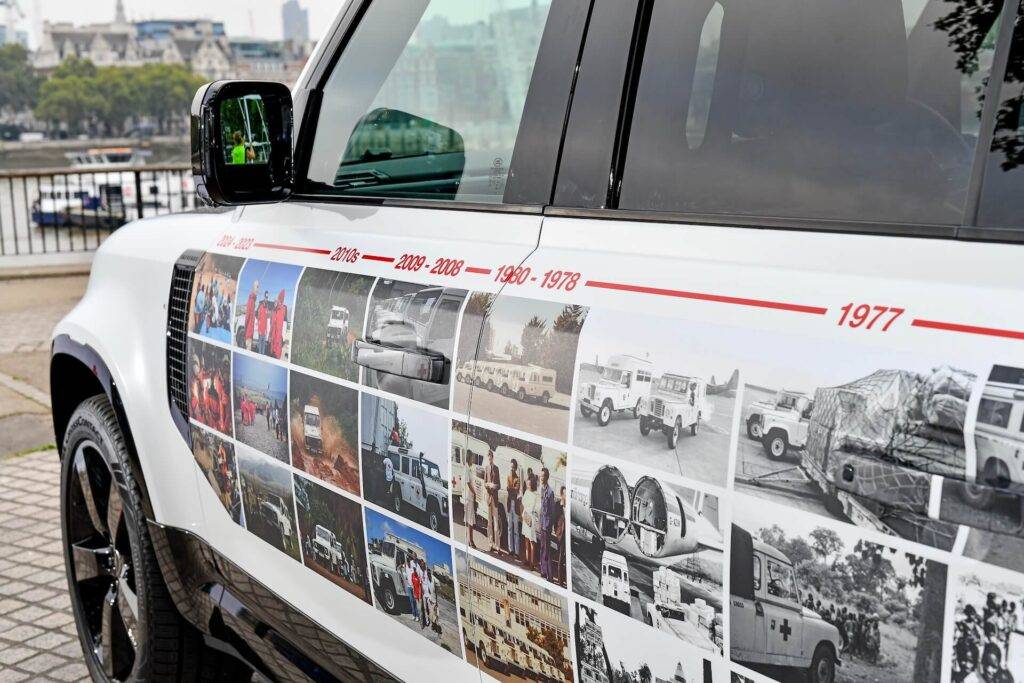 Godinot 70 gadus ilgo partnerību ar Lielbritānijas Sarkano Krustu, Londonā atklāts Defender mobilais muzejs