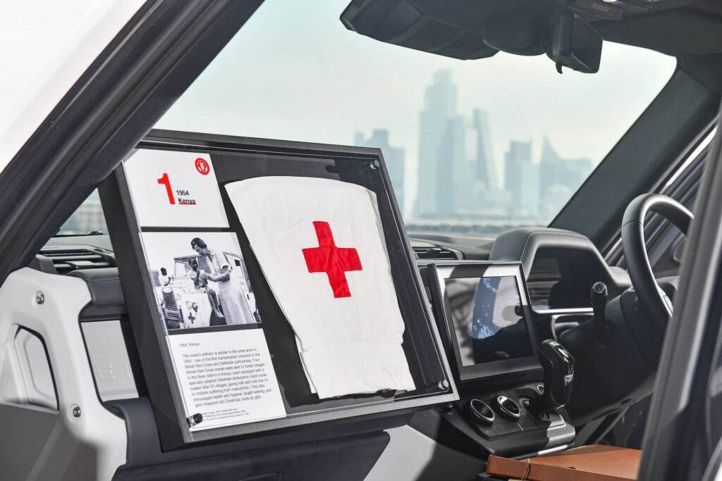 Godinot 70 gadus ilgo partnerību ar Lielbritānijas Sarkano Krustu, Londonā atklāts Defender mobilais muzejs