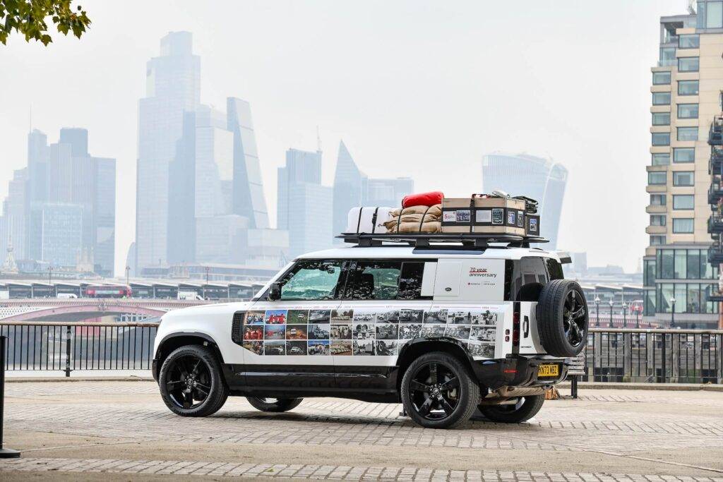 Godinot 70 gadus ilgo partnerību ar Lielbritānijas Sarkano Krustu, Londonā atklāts Defender mobilais muzejs