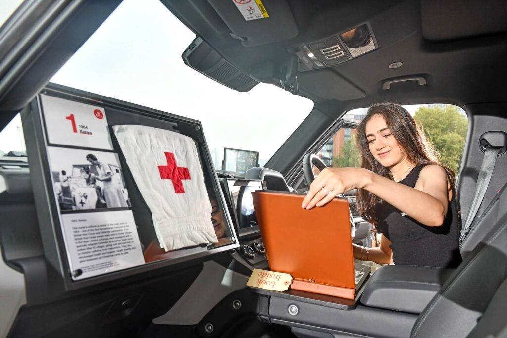 Godinot 70 gadus ilgo partnerību ar Lielbritānijas Sarkano Krustu, Londonā atklāts Defender mobilais muzejs