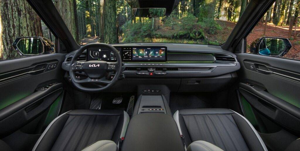 Ar kurām palīgsistēmām stabili stūrējam pašbraukšanas virzienā 8 Kia EV9