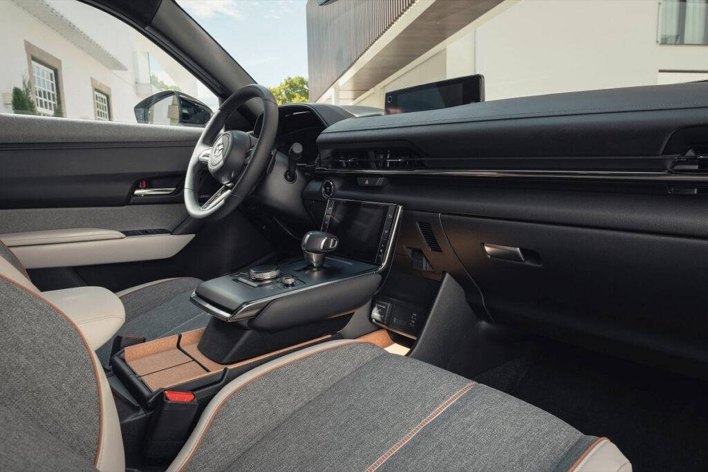 “Vēlos automobili ar ābolu mizām” – kas notiek modernā auto interjerā? 8 “Vēlos automobili ar ābolu mizām” – kas notiek modernā auto interjerā?