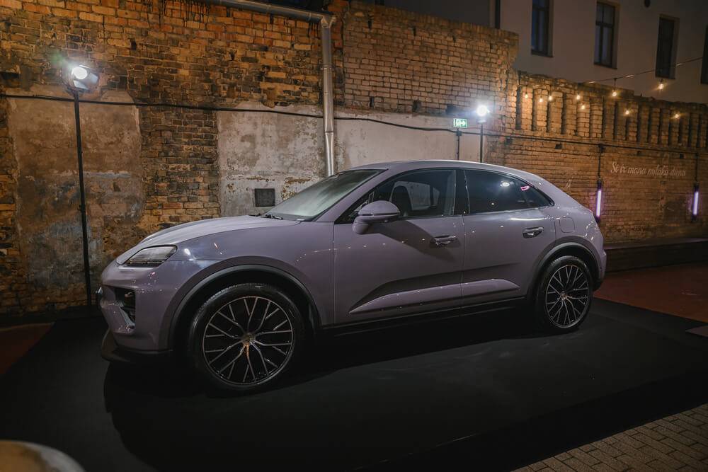 Rīgā prezentēti pirmie pilnībā elektriskie “Porsche” SUV – “Macan 4” un “Macan Turbo”