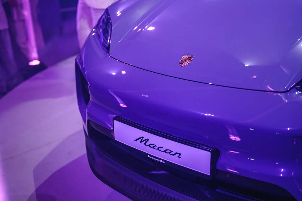 Rīgā prezentēti pirmie pilnībā elektriskie “Porsche” SUV – “Macan 4” un “Macan Turbo”