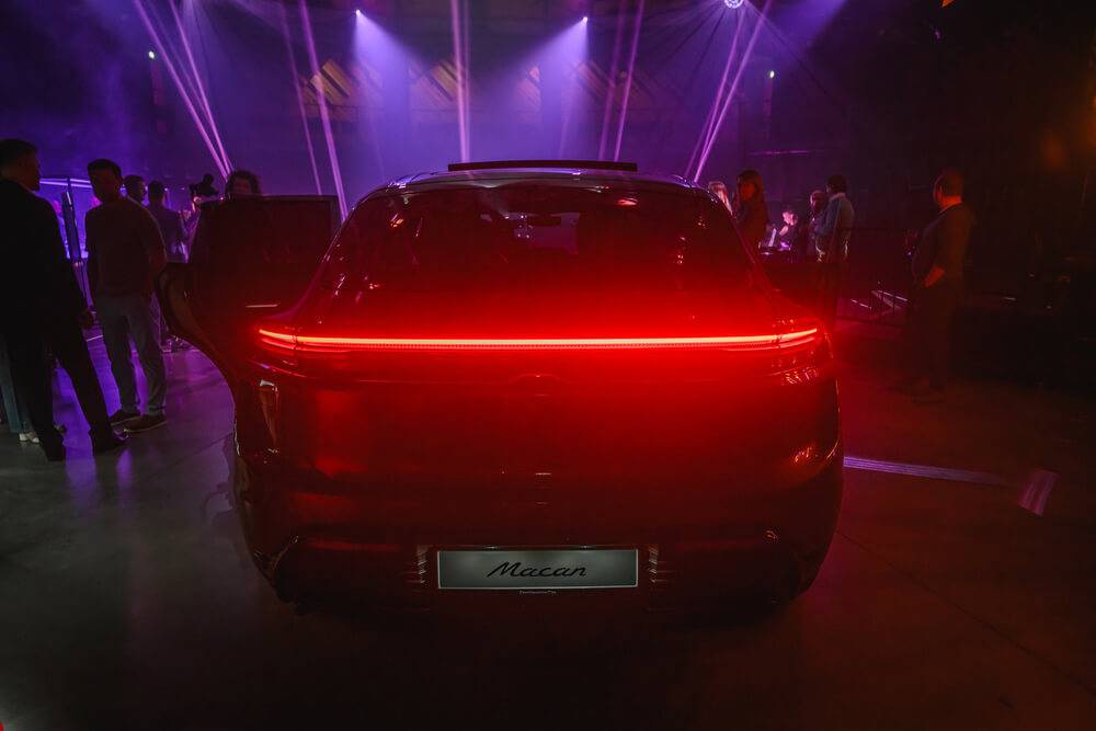 Rīgā prezentēti pirmie pilnībā elektriskie “Porsche” SUV – “Macan 4” un “Macan Turbo”