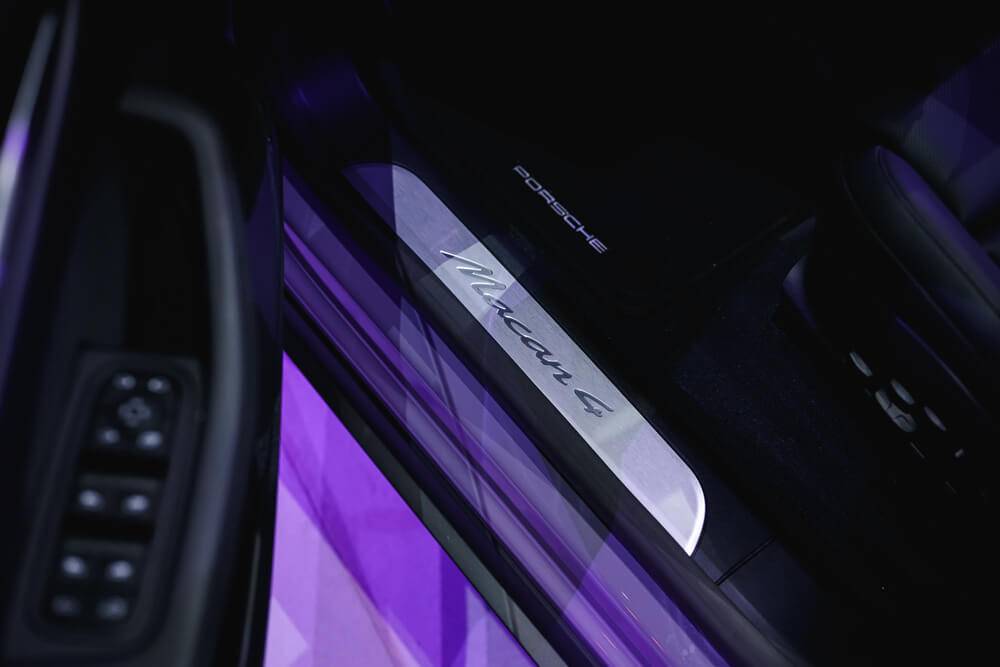 Rīgā prezentēti pirmie pilnībā elektriskie “Porsche” SUV – “Macan 4” un “Macan Turbo”