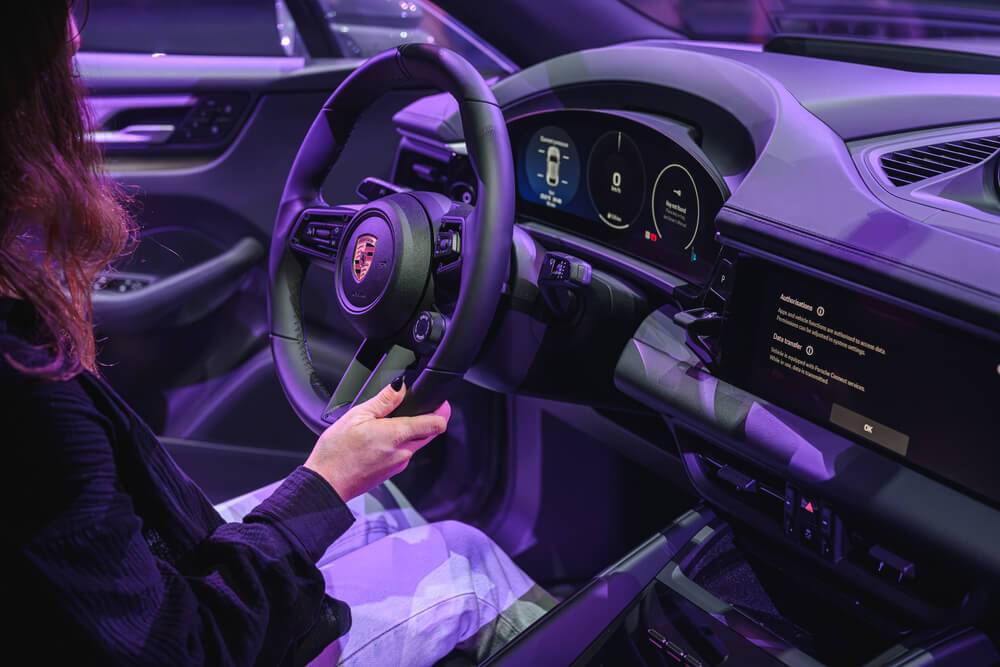 Rīgā prezentēti pirmie pilnībā elektriskie “Porsche” SUV – “Macan 4” un “Macan Turbo”